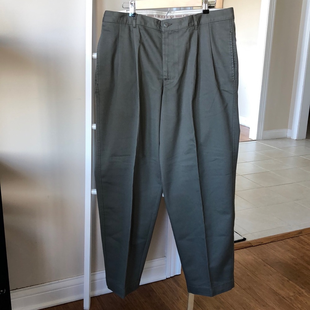 NWT Calvin Klein Khakis Olive Wrinkle Resistant Pleated Pants 36x30 Relaxed Fit